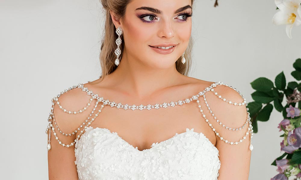 perfect crystal shoulder necklace for your strapless wedding dress
