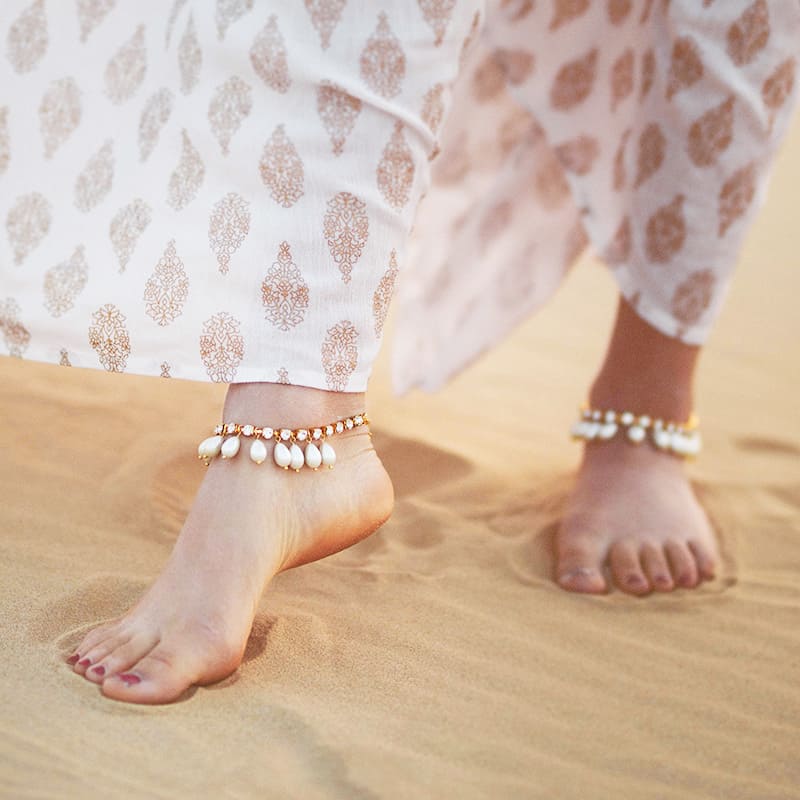 Khaleesi bridal pearl anklets gold with ivory pearls barefoot on sand